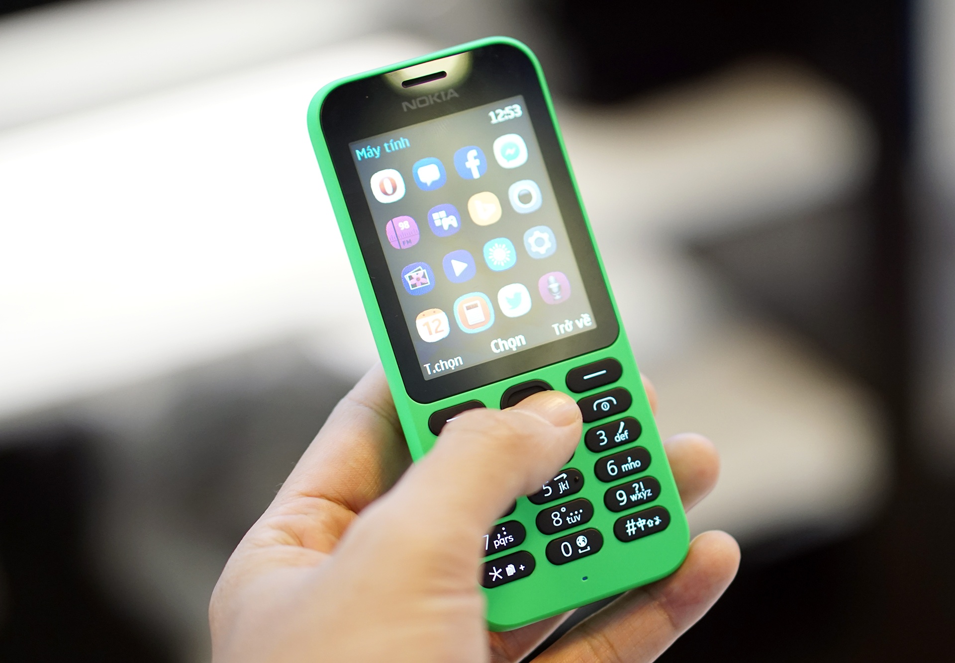 Mo hop Nokia 215 pin cho 27 ngay gia 790.000 dong ban o VN hinh anh