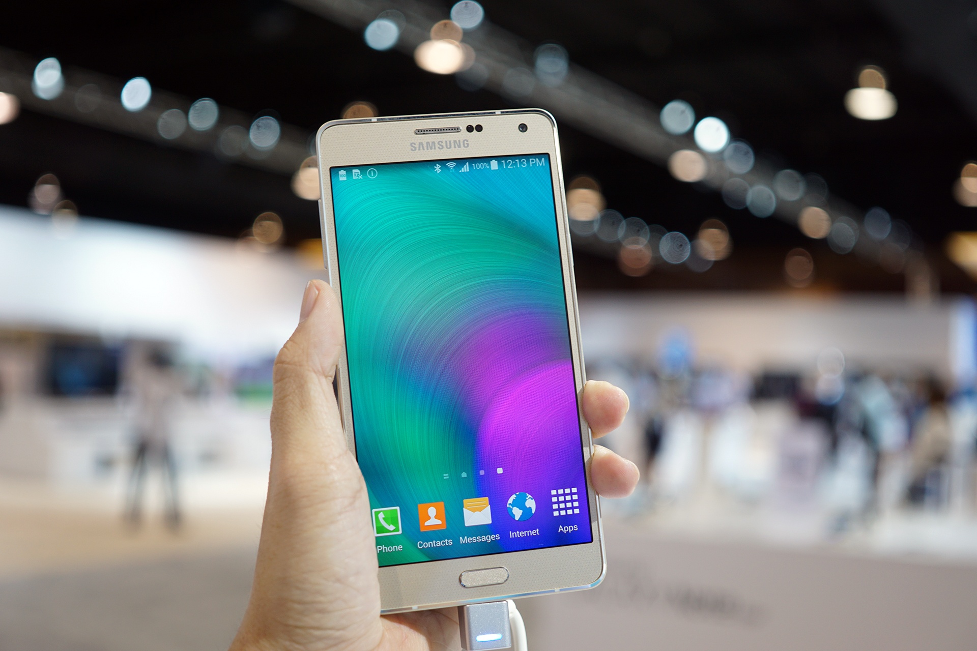 Anh Galaxy A7 kim loai nguyen khoi gia 10 trieu sap ban o VN hinh anh