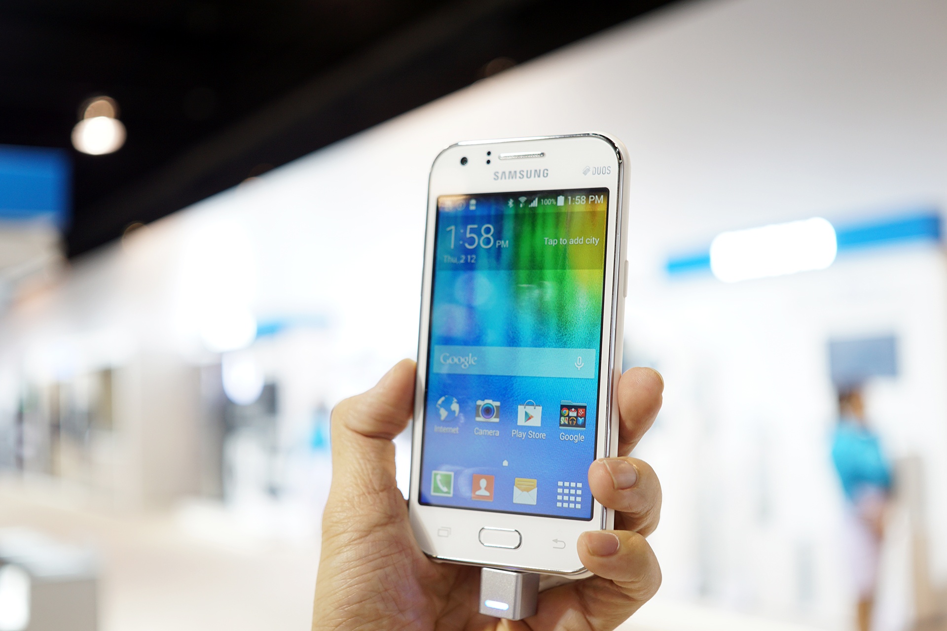 Anh Samsung Galaxy J1 gia re sap ban tai Viet Nam hinh anh