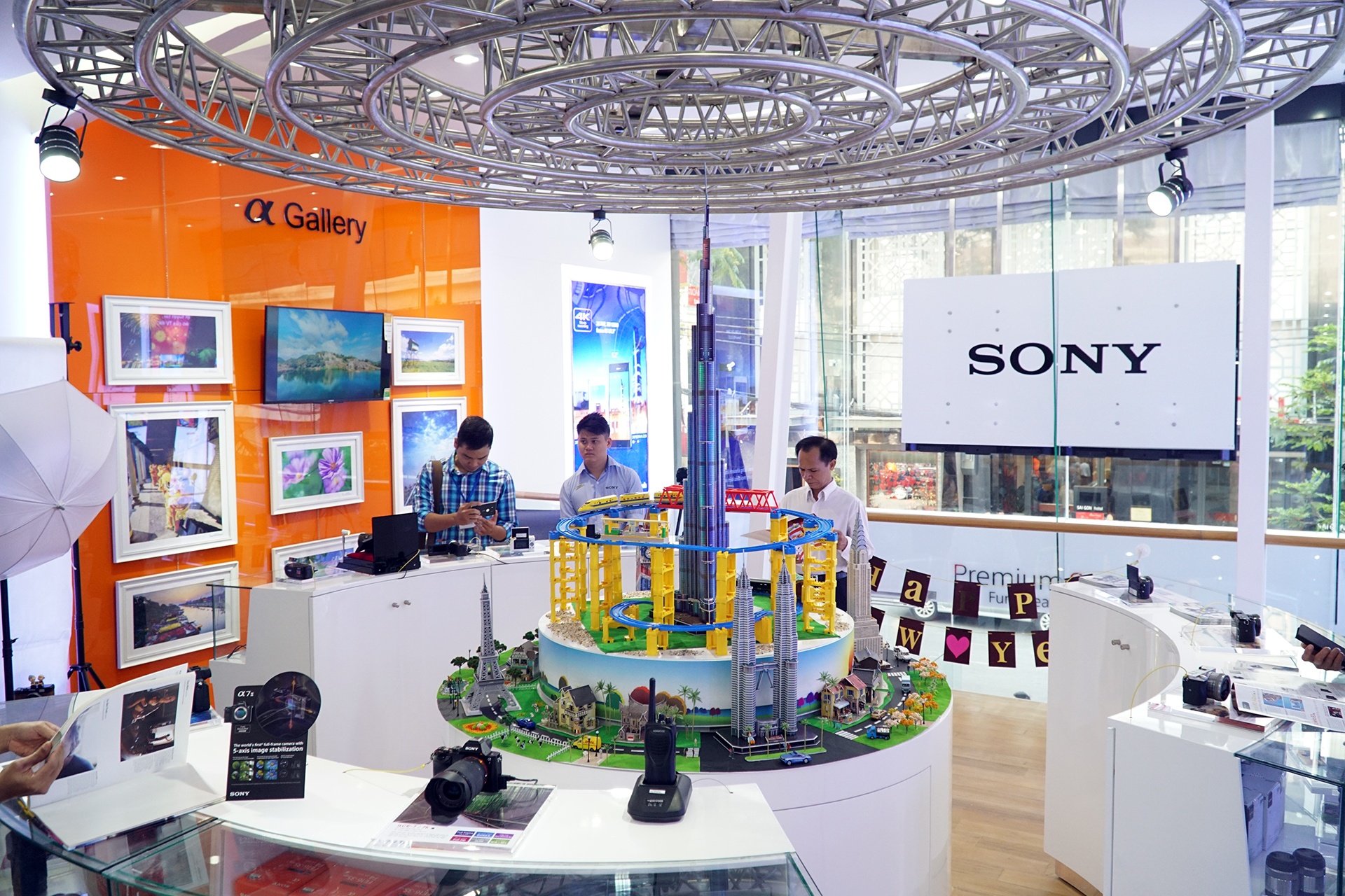 Sony khai truong showroom lon nhat tai TP HCM hinh anh