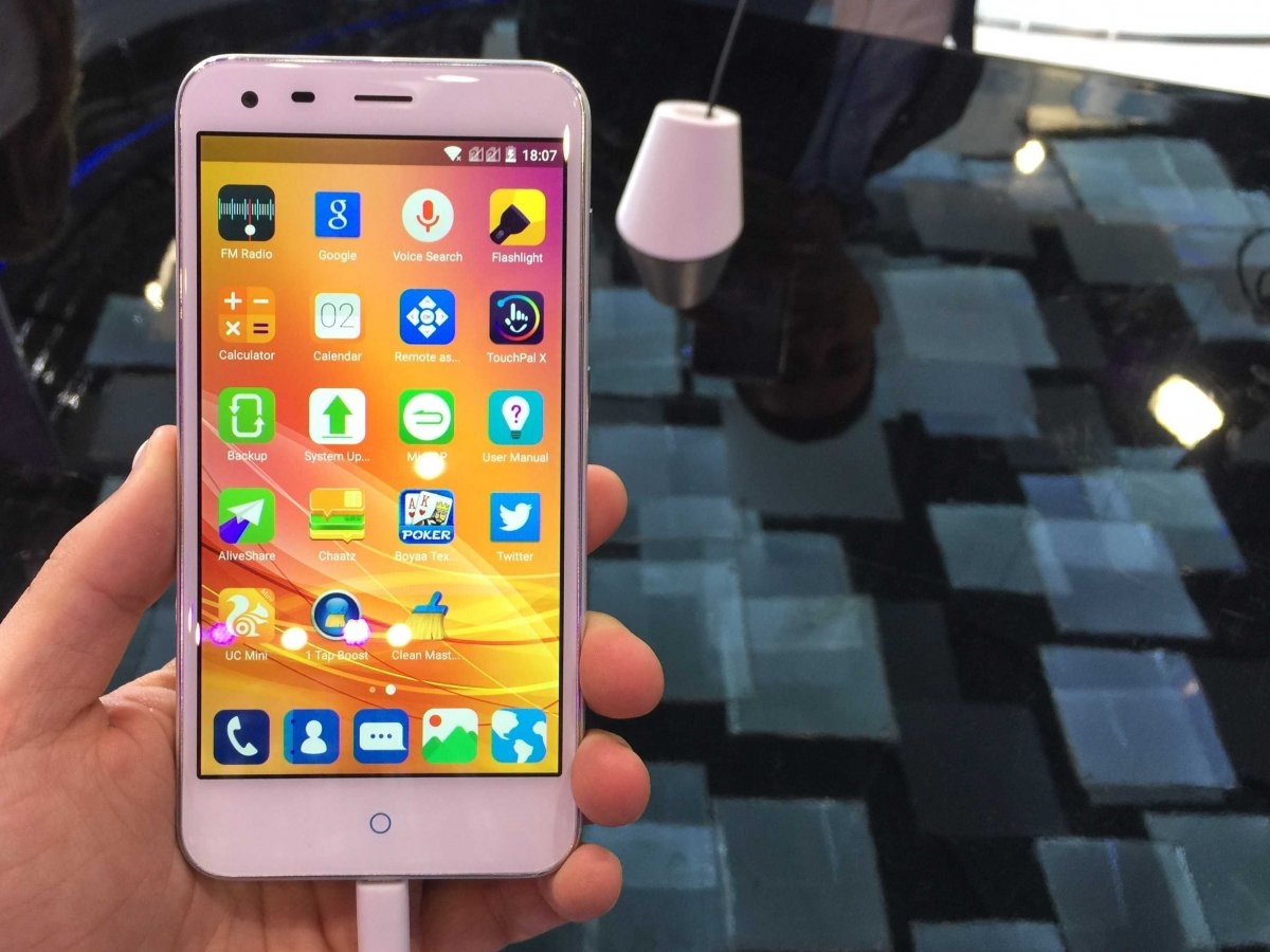 iPhone, iPad nhai xuat hien nhieu o MWC 2015 hinh anh