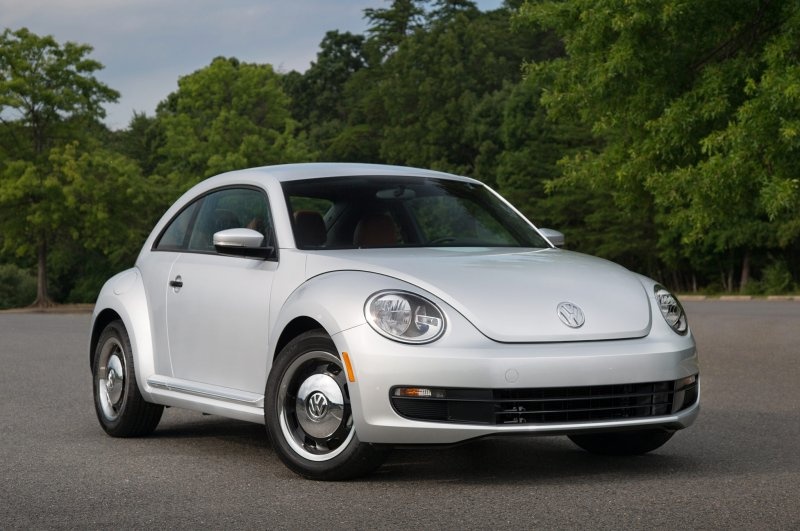 Volkswagen Beetle: Volkswagen Beetle được kỹ sư Ferdinal Porche bắt tay vào việc thiết kế từ năm 1934 theo lệnh của nhà độc tài Hitler. Một số nguyên mẫu đã được ra đời sau đó vài năm. Nhưng phải đến khi kết thúc chiến tranh thế giới lần 2, sau năm 1945 xe mới dược sản xuất hàng loạt. Chiếc VW Beetle Type 1 đầu tiên đến Mỹ năm 1949 và Beetle (con bọ cánh cứng) đầu tiên chỉ là nickname của Volkswagen (xe của nhân dân). Mãi đến năm 1960 công ty mới chính thức lấy tên Beetle đặt cho sản phẩm của mình. Do xe quá nhỏ đối với vóc dáng người Mỹ nên Beetle chỉ được bán ở Mỹ đến năm 1977, tuy nhiên Beetle vẫn được bán ở các nơi khác trên thế giới cho đến tận năm 2003. New Beetle xuất hiện năm 1998 với dẫn động bánh trước. Các thế hệ sau vẫn sở hữu hình dáng biểu tượng “bọ cánh cứng” khi bước vào thế kỷ 21. 