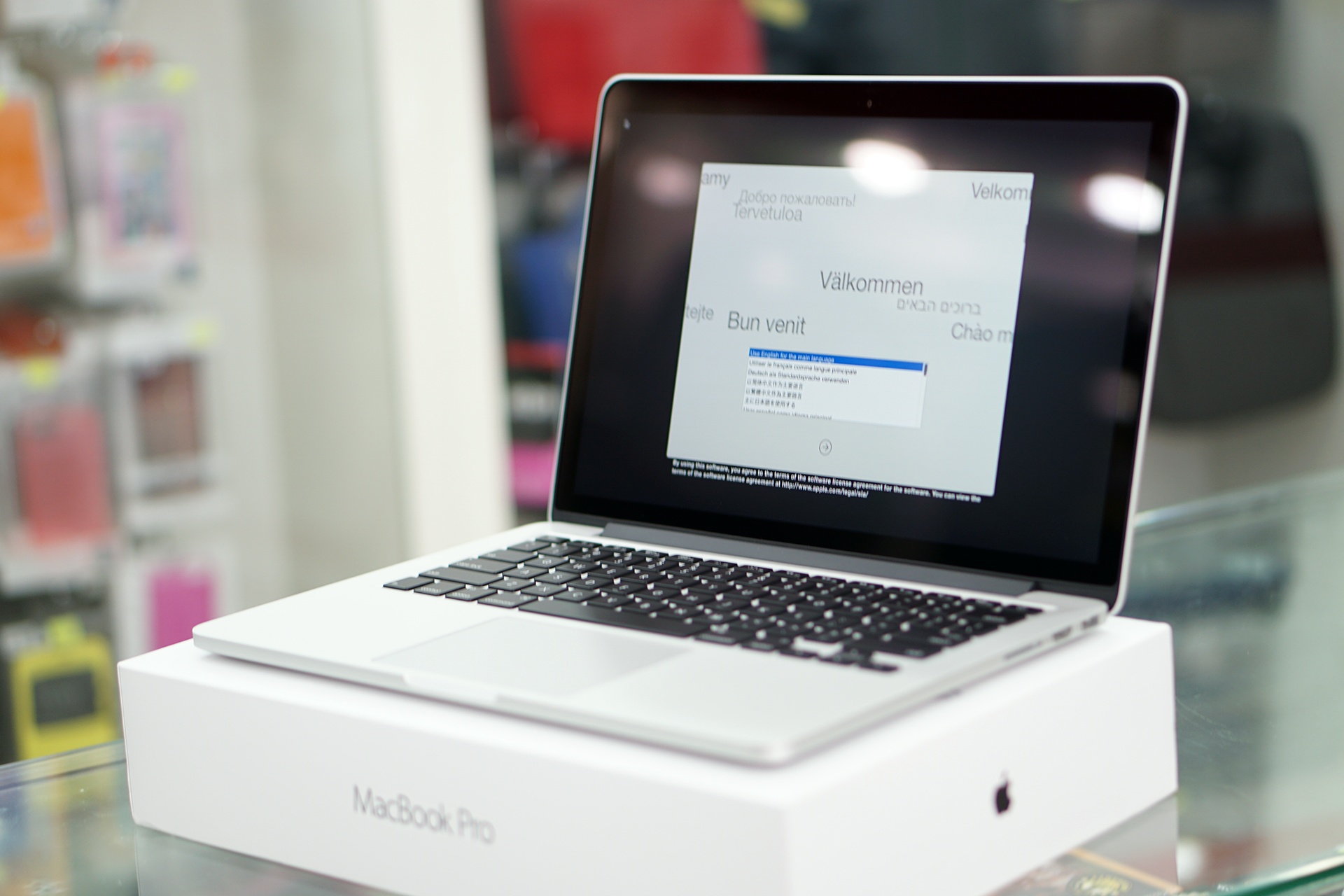 Mo hop Macbook Pro Retina 2015 co touchpad moi vua ve VN hinh anh