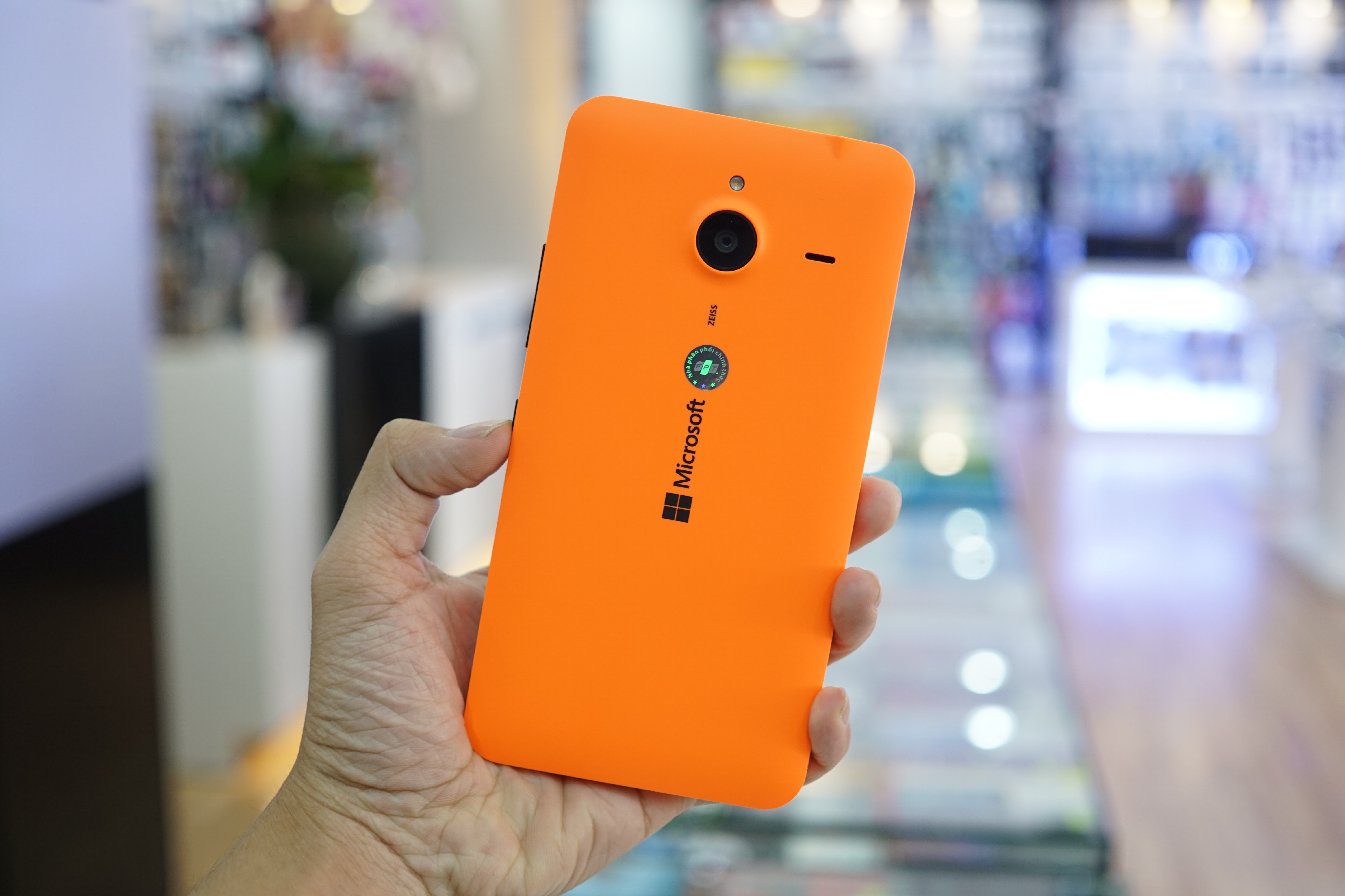 Dung thu Lumia 640 XL gia 4,6 trieu dong vua len ke tai VN hinh anh