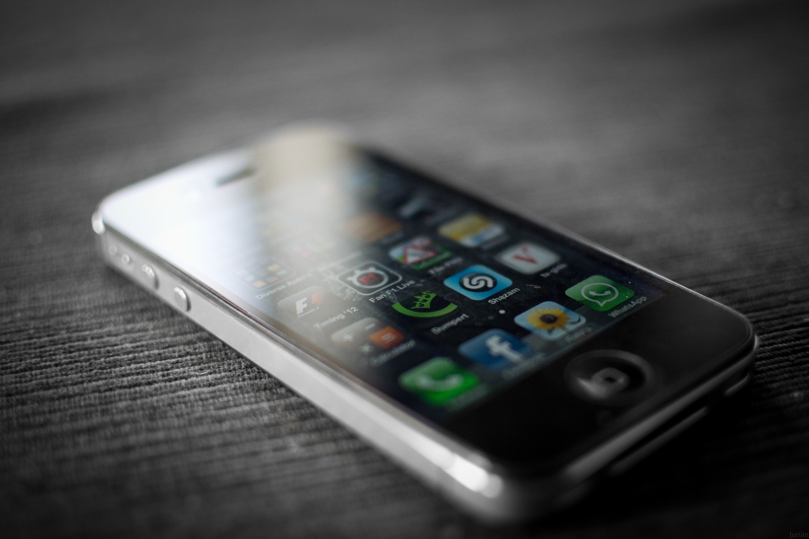 Vi sao iPhone 4S chinh hang gia cao van con ban tai VN? hinh anh