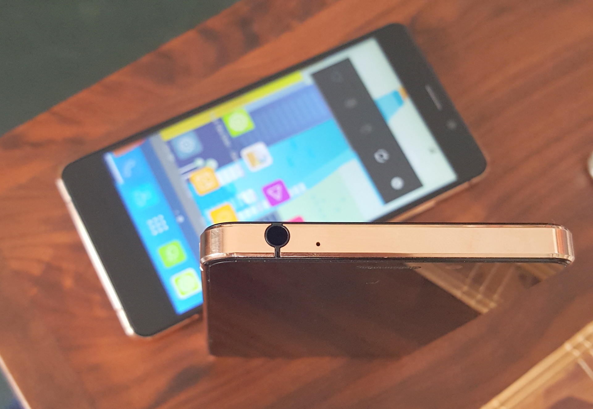 Smartphone thuong hieu Viet mong nhat lo dien hinh anh