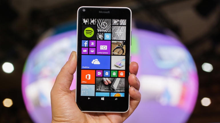 Lumia 640 2 SIM man hinh HD, camera 8MP gia 3,7 trieu tai VN hinh anh