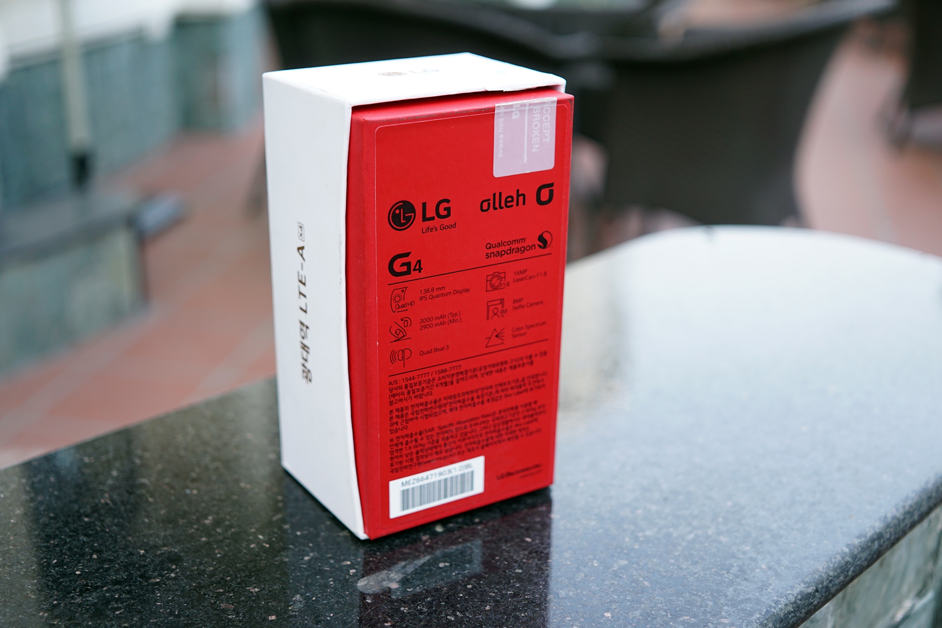 Hộp của LG G4 không khác nhiều so với các máy LG cao cấp trước đây với những gam màu sặc sỡ.