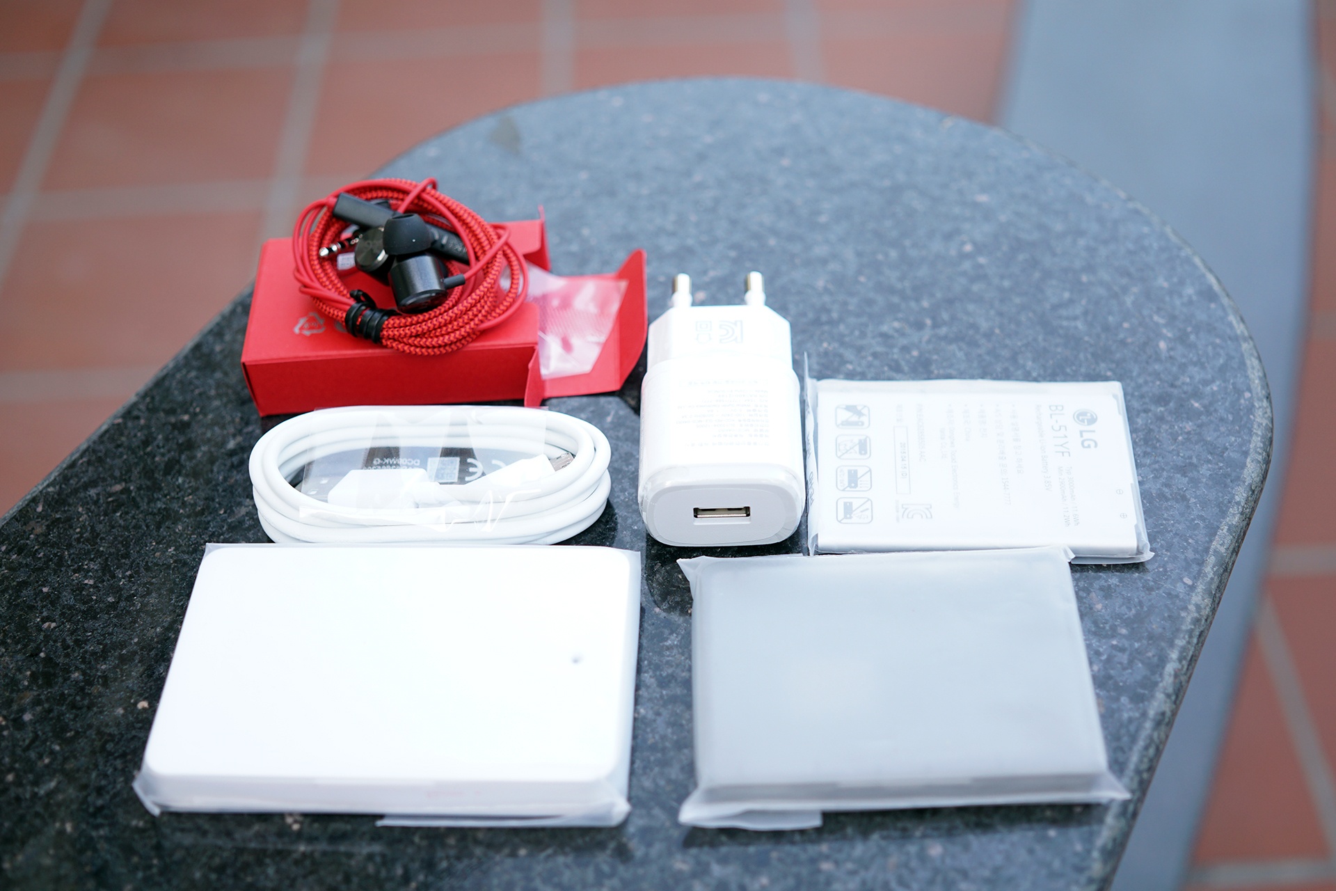 Đây là phiên bản từ nhà mạng Hàn Quốc, nên máy đi kèm rất nhiều phụ kiện như dock sạc rời, hộp đựng pin rờii,..