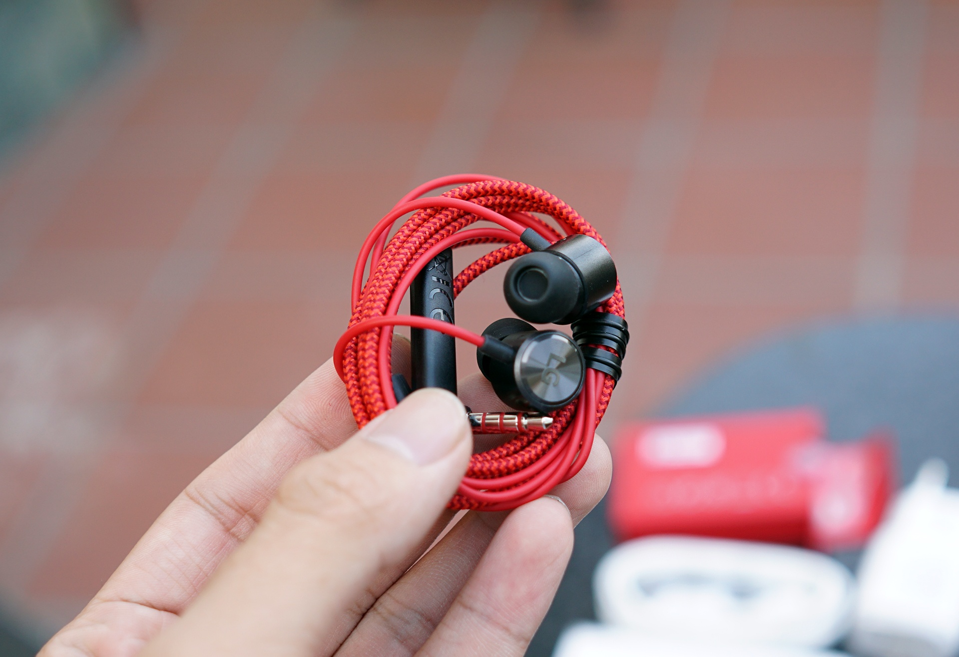 LG cũng cung cấp cho người dùng G4 tai nghe QuadBeat thế hệ mới với dây được tết xoắn, chất lượng âm thanh được nâng cấp.