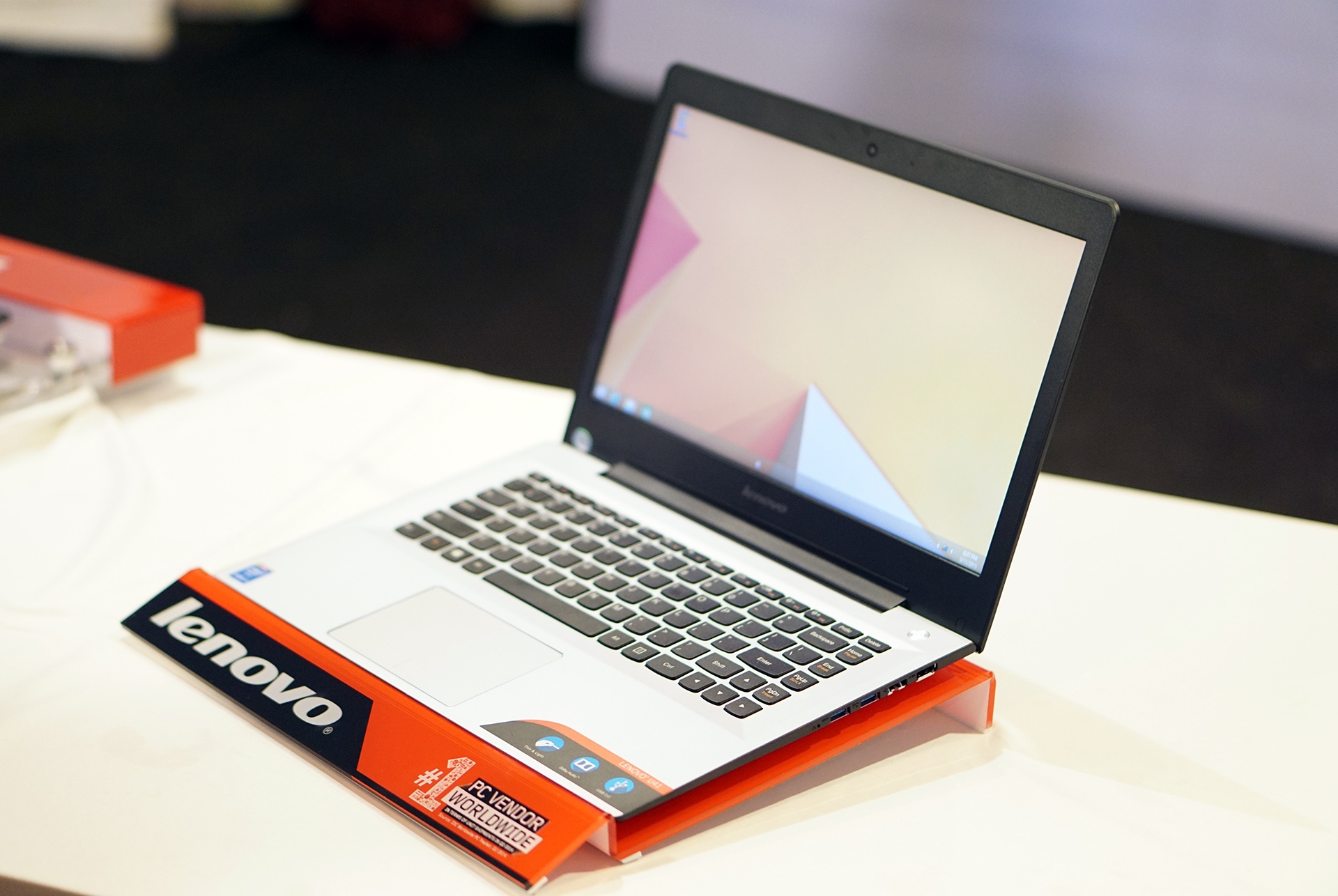 Laptop xoay lat Lenovo Yoga 500 va U Series den VN hinh anh