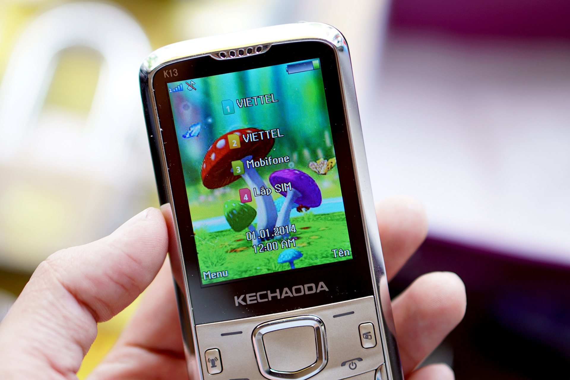 Dien thoai pin khoe, 4 SIM gia 599.000 dong o Sai Gon hinh anh