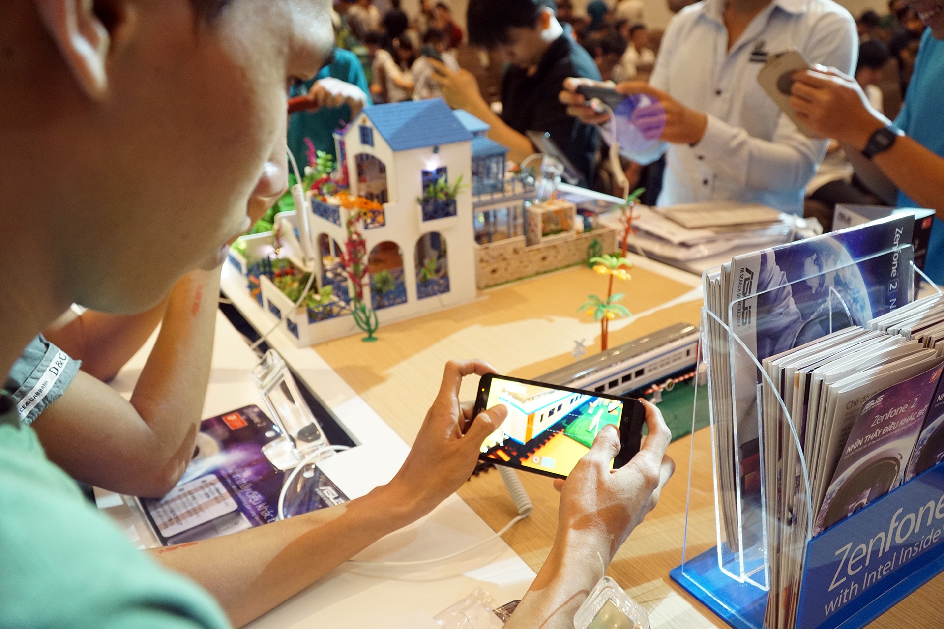 Nguoi dung VN trai nghiem Zenfone 2 truoc ngay len ke hinh anh