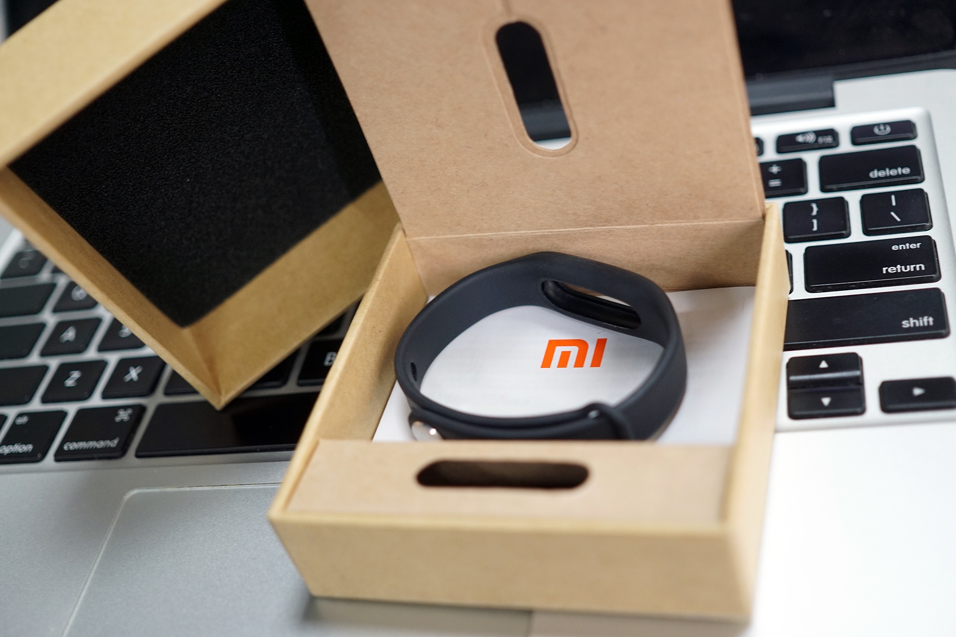 Mo hop vong deo tay theo doi suc khoe gia 400.000 dong o VN hinh anh