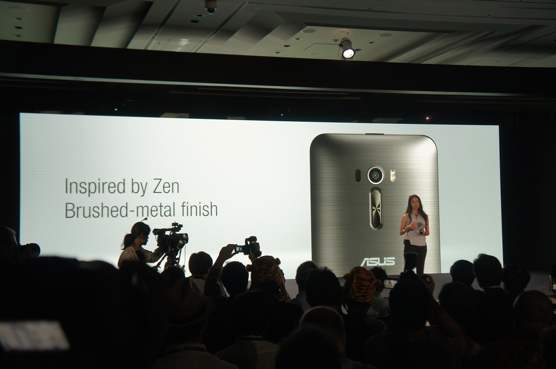 Asus ra mat Zenfone Selfie voi 2 camera 13 MP hinh anh