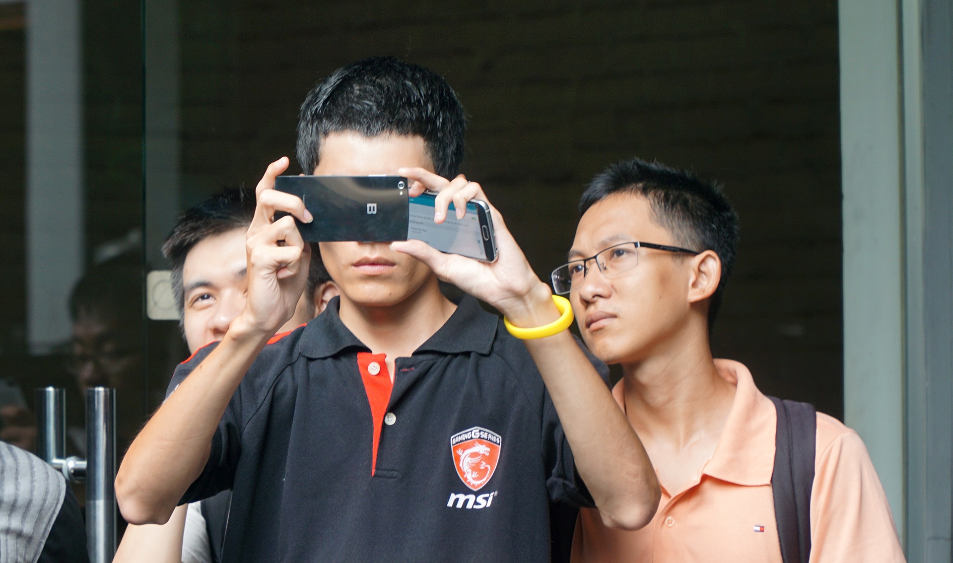 Dan cong nghe Sai Gon offline, dung thu Bphone hinh anh