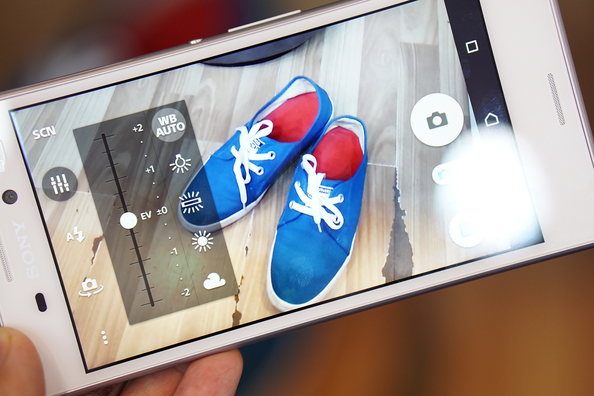 5 smartphone tam trung tot nhat nua dau 2015 hinh anh