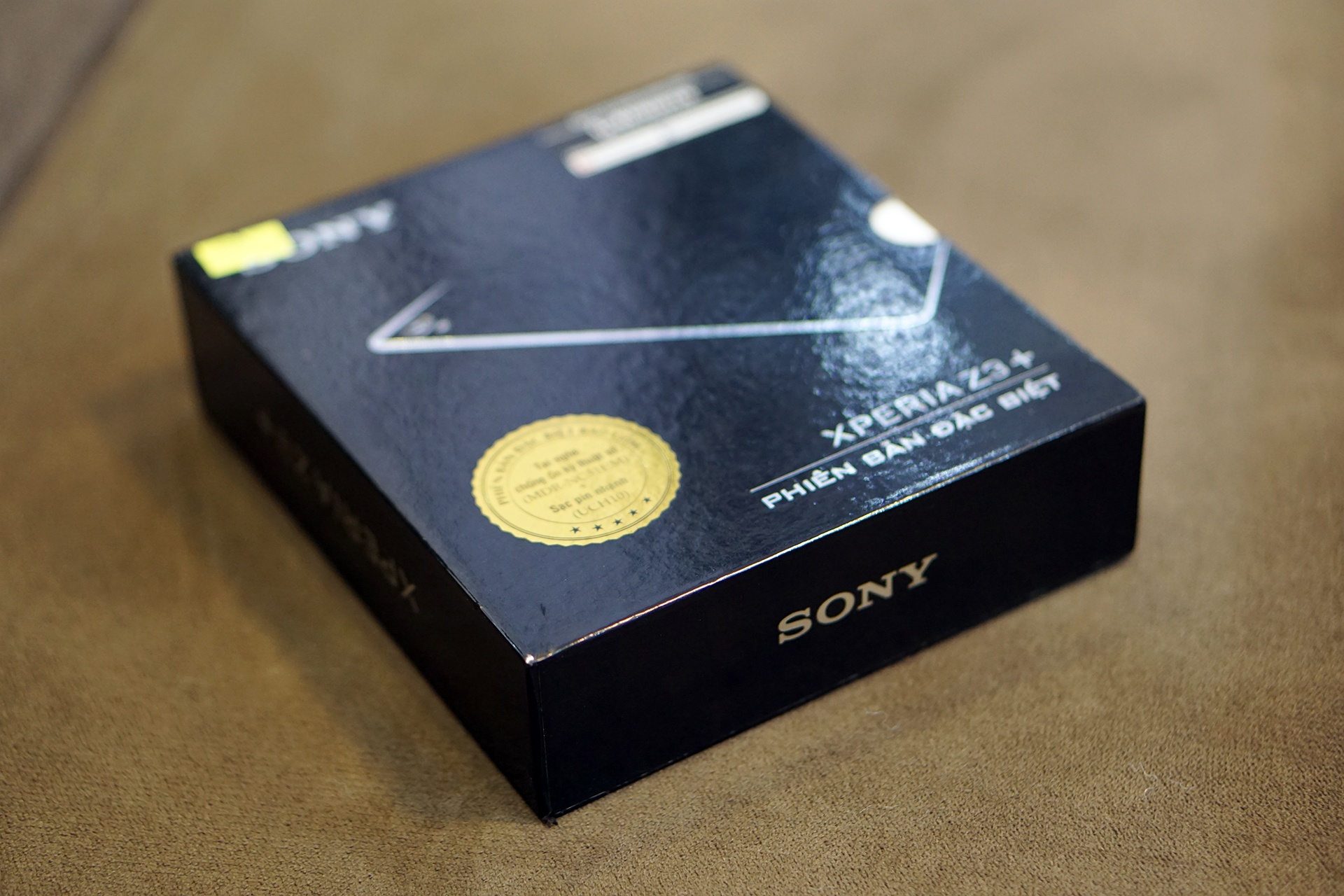 Vài tuần sau buổi ra mắt tại Việt Nam, Xperia Z3+ chính hãng đã lên kệ tại nhiều đại lý