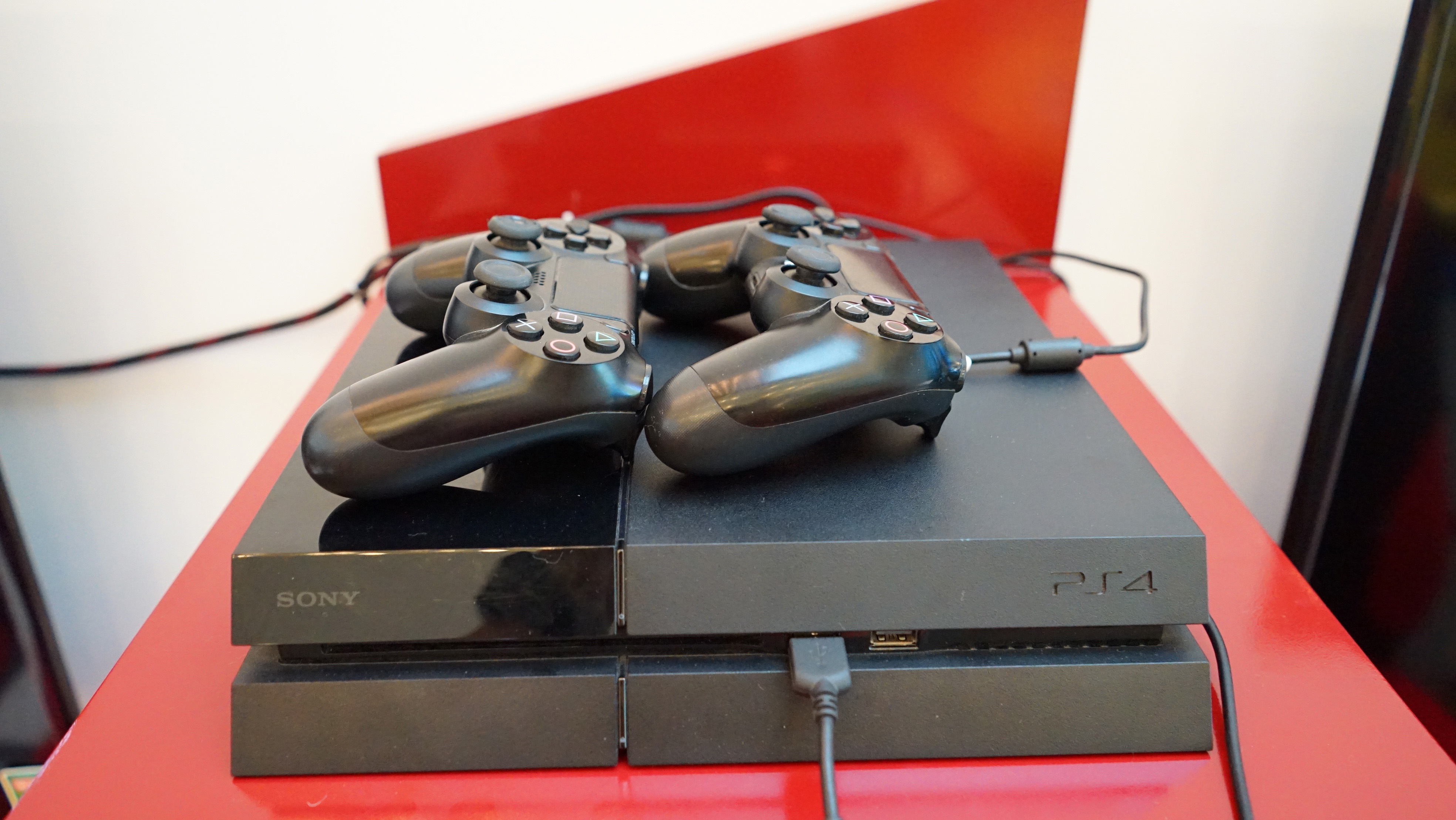 Sony Playstation 4 chinh hang 10,99 trieu, ban giua thang 7 hinh anh