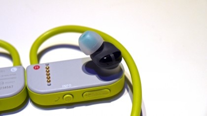 Tai nghe chay bo Sony va may PS4 ban chinh hang o VN hinh anh