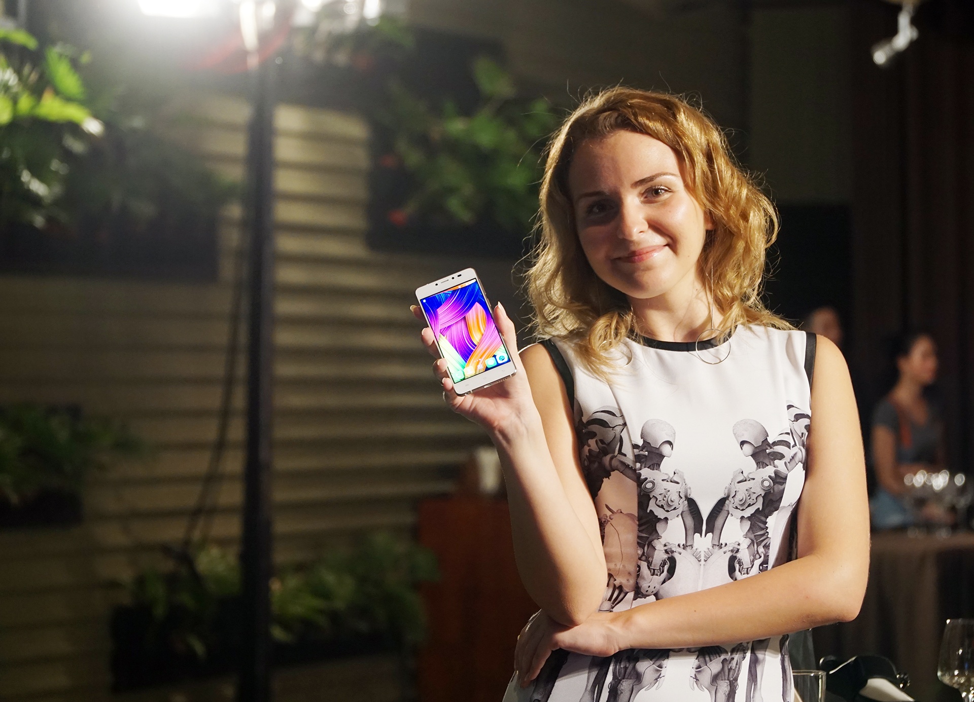 Q-mobile doi ten, ra dien thoai moi hinh anh