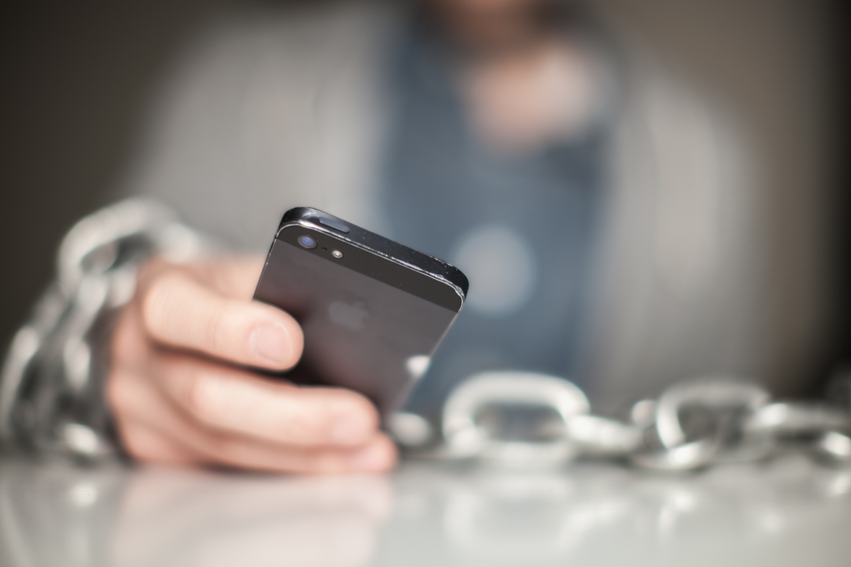 Vao tu vi sac iPhone tren tau dien ngam hinh anh