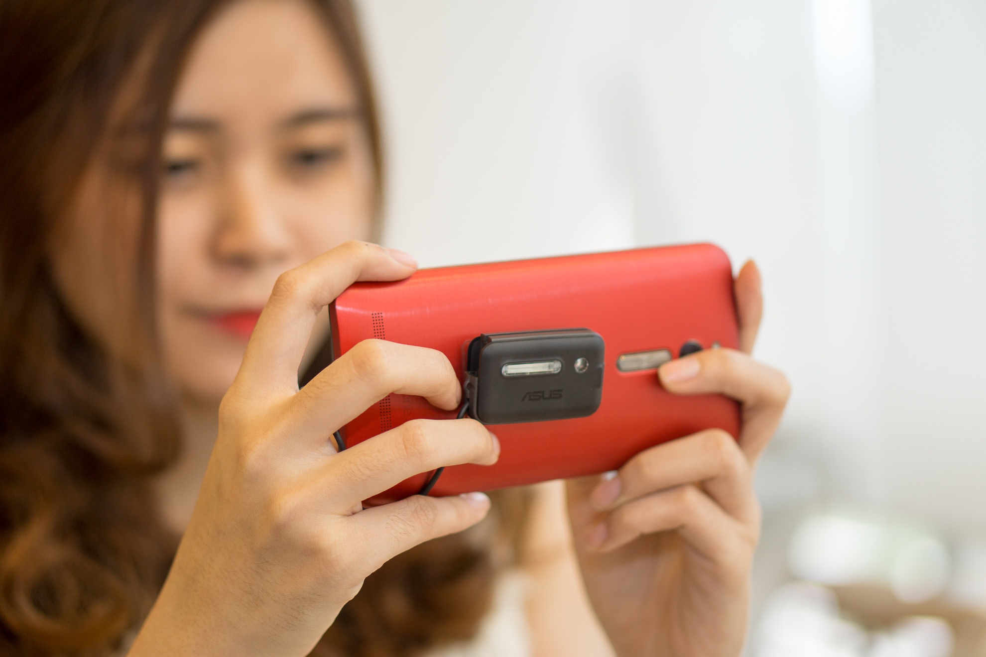 Pin sac du phong va den flash chuyen chup anh cho Zenfone 2 hinh anh