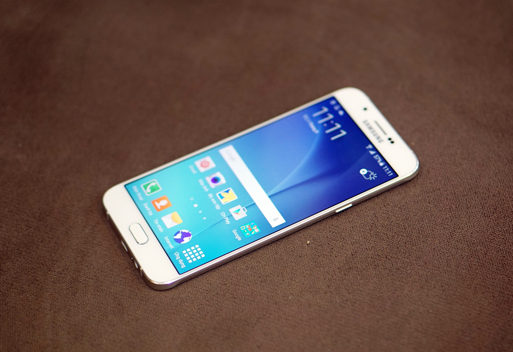 Mo hop Galaxy A8 mong 5,9 mm, kim loai nguyen khoi hinh anh