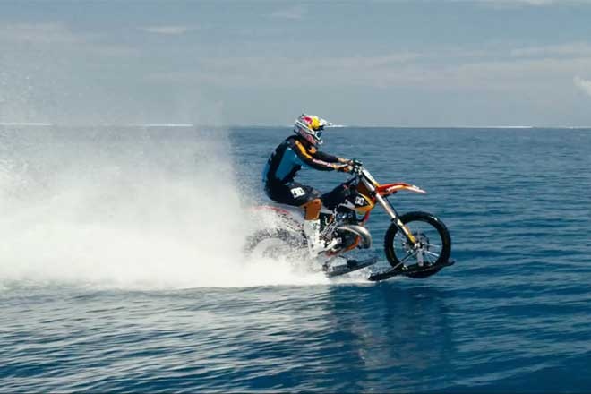 Robbie Maddison chay xe KTM tren nuoc hinh anh