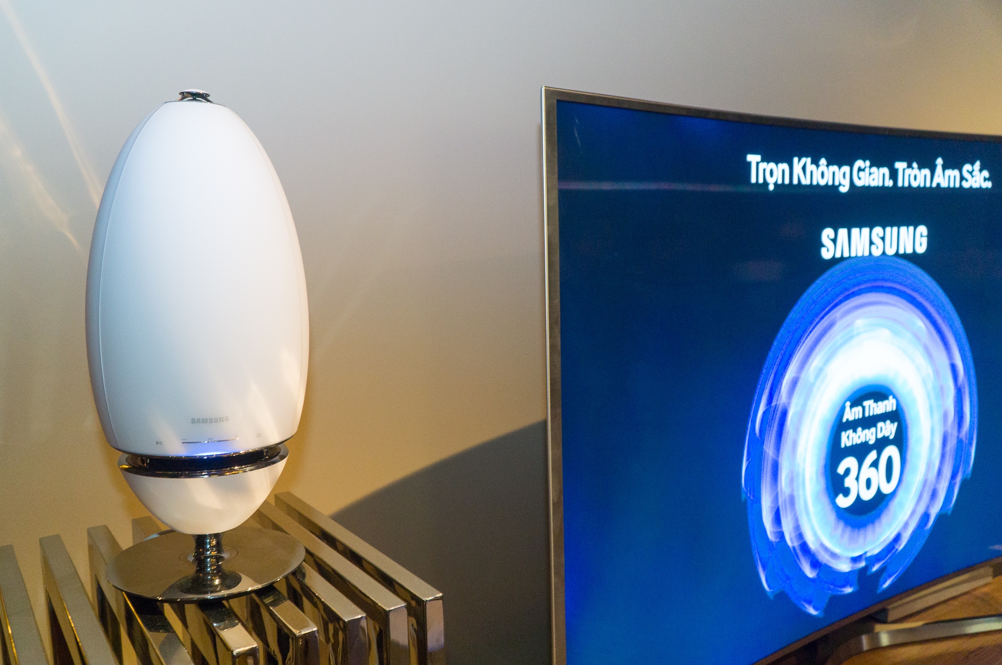 Samsung ra mat 2 loa khong day hinh oval phat nhac 360 do hinh anh