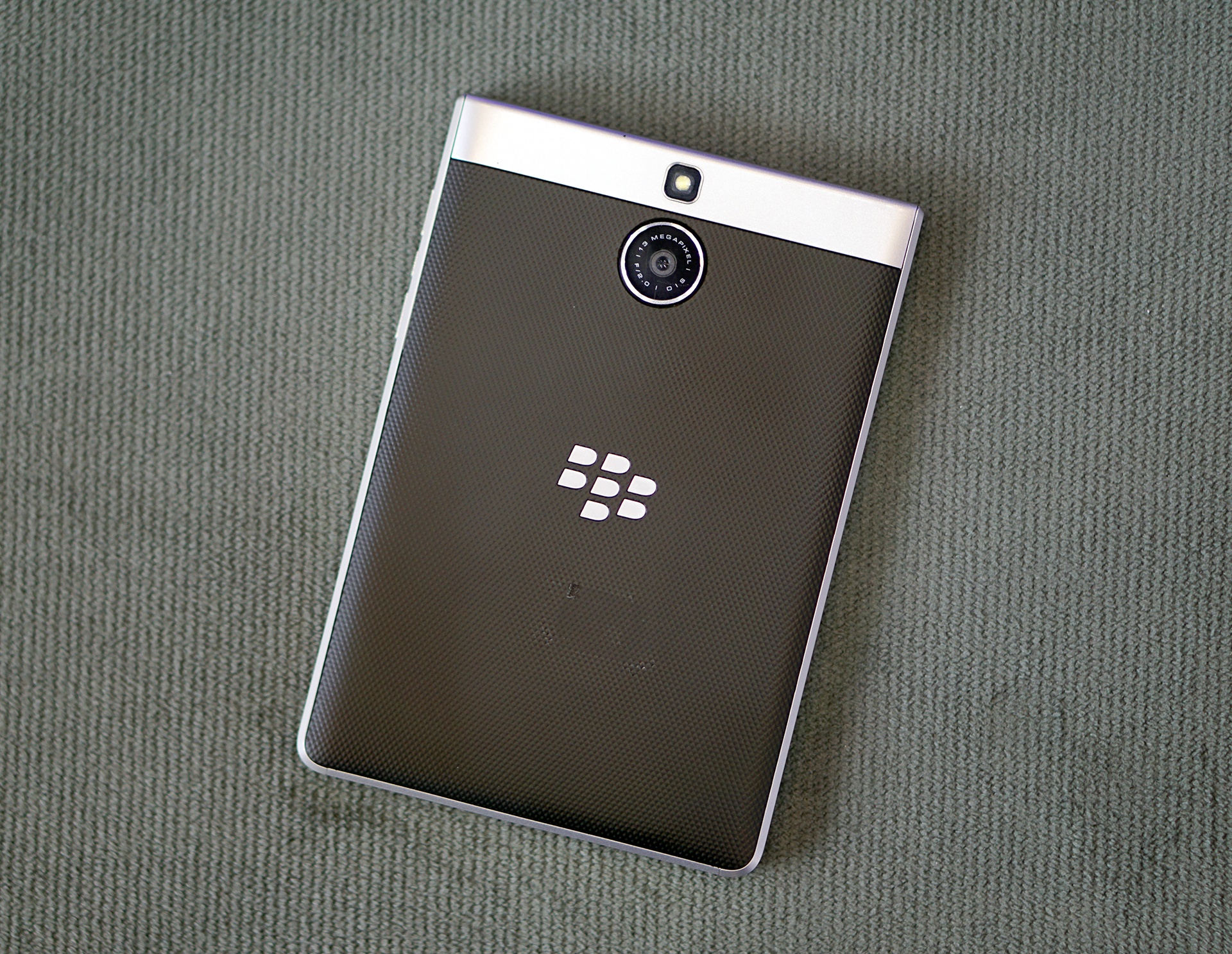 Chi tiet BlackBerry Passport Silver vua xuat hien o Viet Nam hinh anh