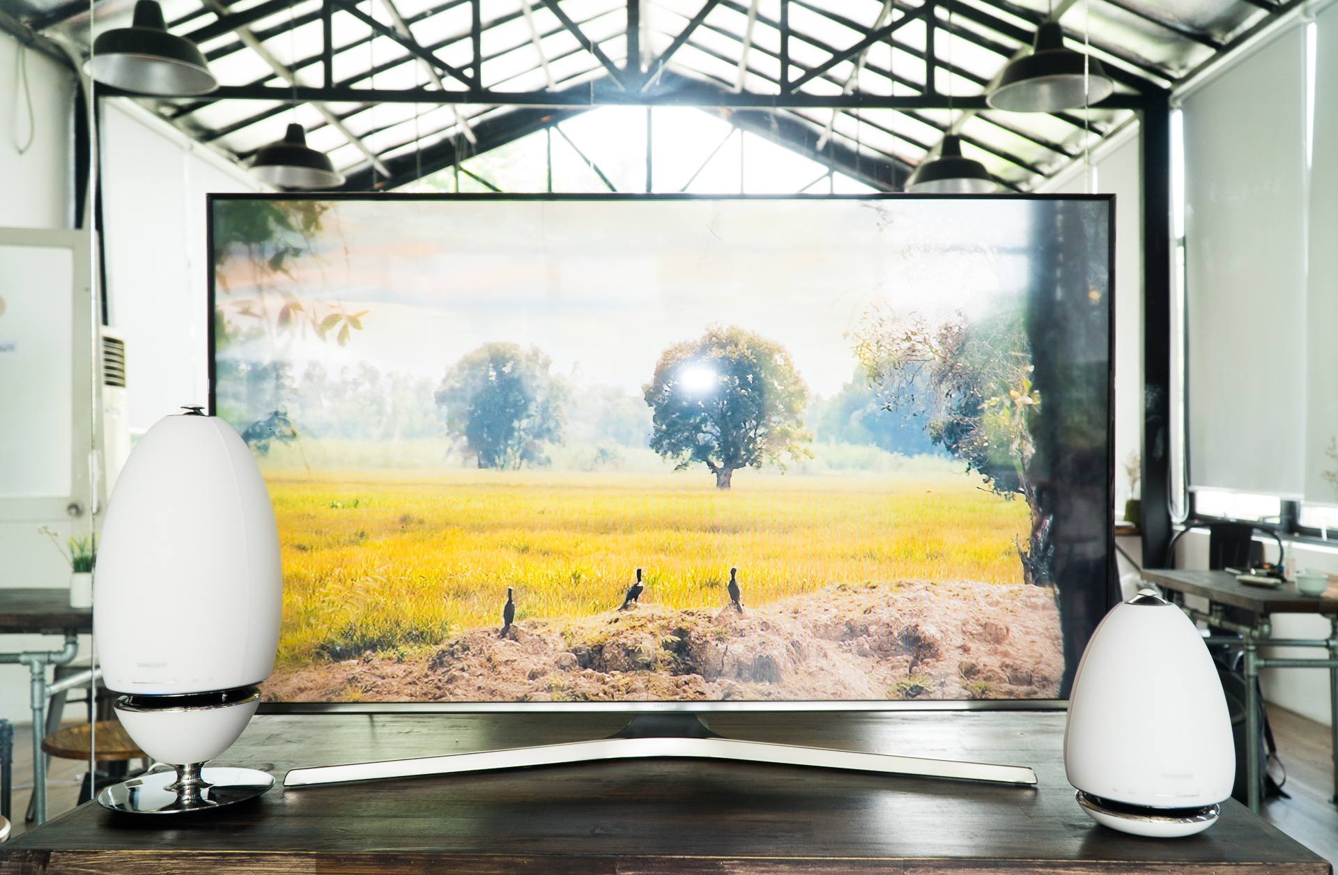 Samsung gioi thieu Smart TV sieu mong, gia tu 13 trieu o VN hinh anh