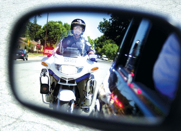 Xe hoi va nhung luat le giao thong ky la hinh anh