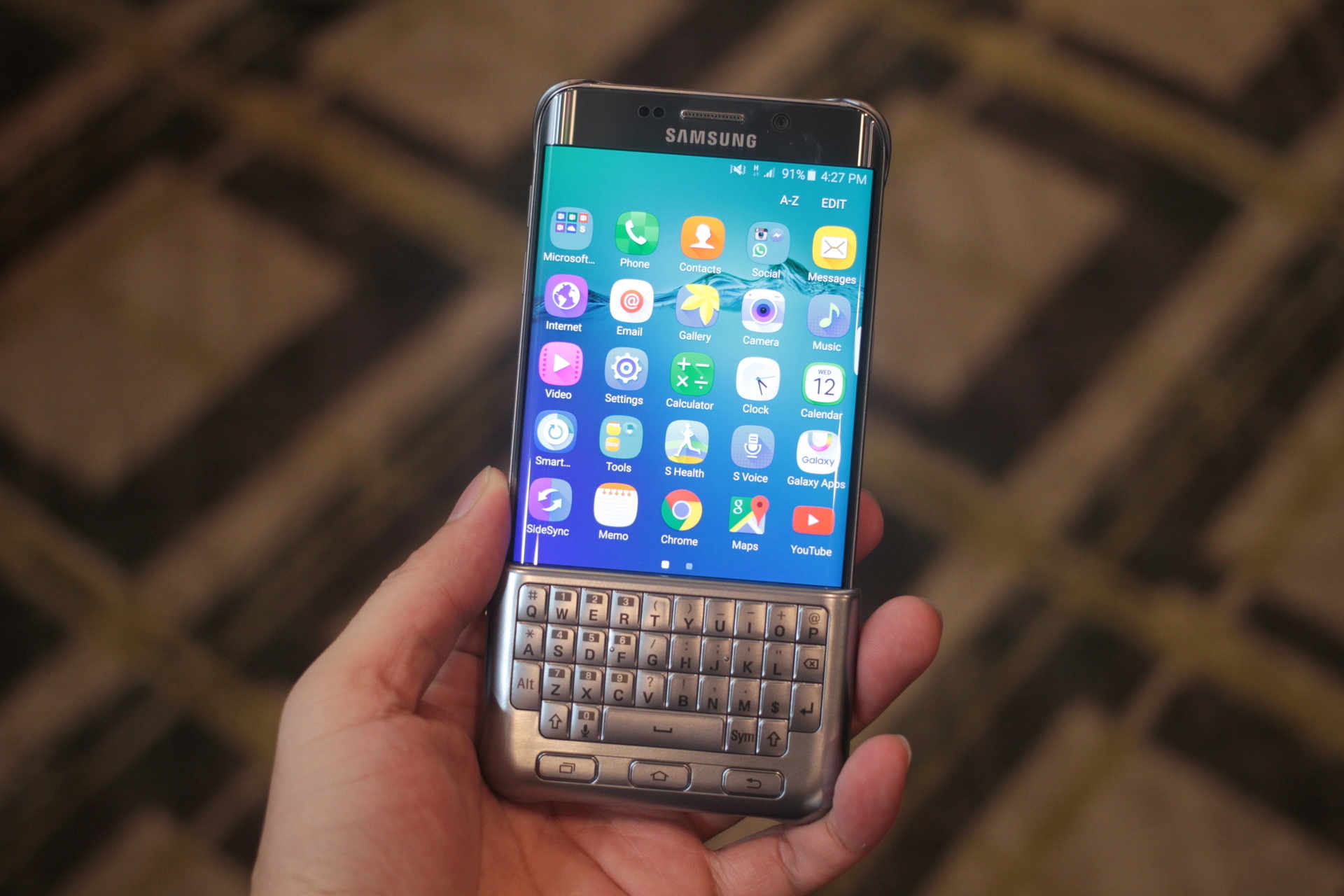 Can canh ban phim QWERTY cho Galaxy S6 Edge+ hinh anh