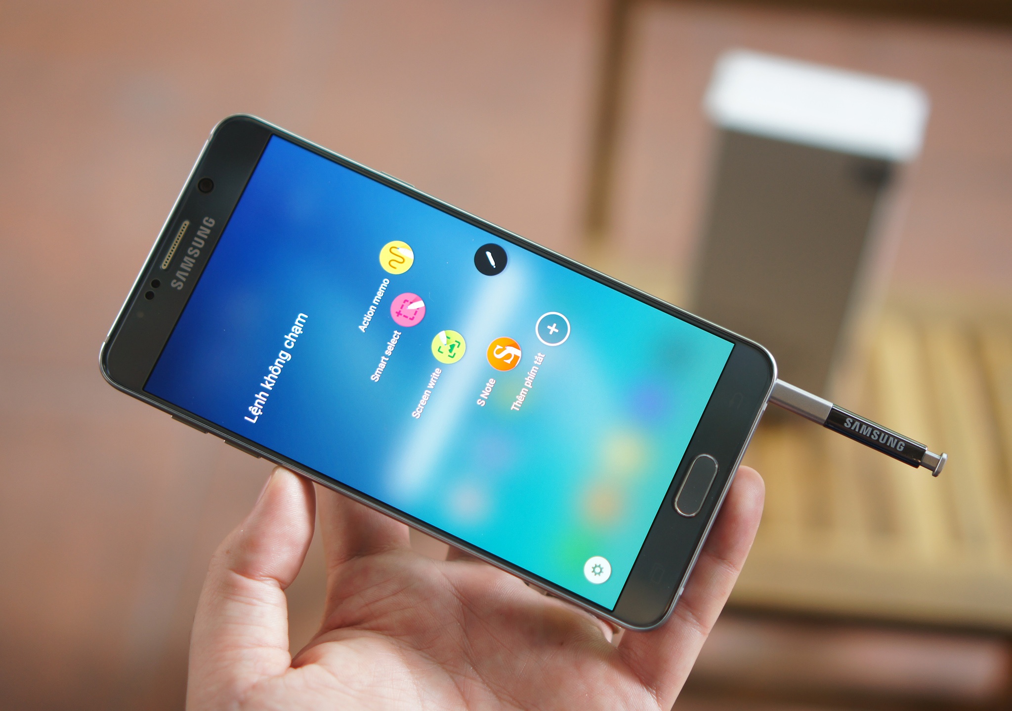 5 smartphone cau hinh manh, thiet ke tot len ke thang 9 hinh anh