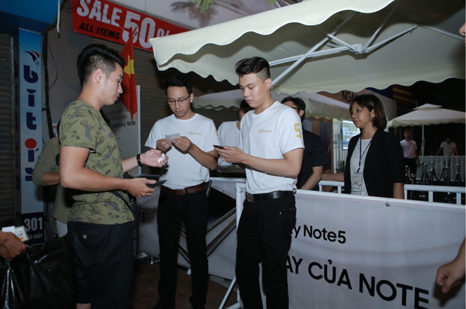 Tại Hà Nội, người đầu tiên đến xếp hàng mua Note 5 cũng được ghi nhận từ 11h trưa 28/8. Sau khi đội mưa chờ đợi, đến 3h sáng 29/8, Samsung bắt đầu phát phiếu cho 100 khách hàng đến sớm nhất. Tổng lượng người xếp hàng ở thời điểm đó lên tới hơn 150 người.