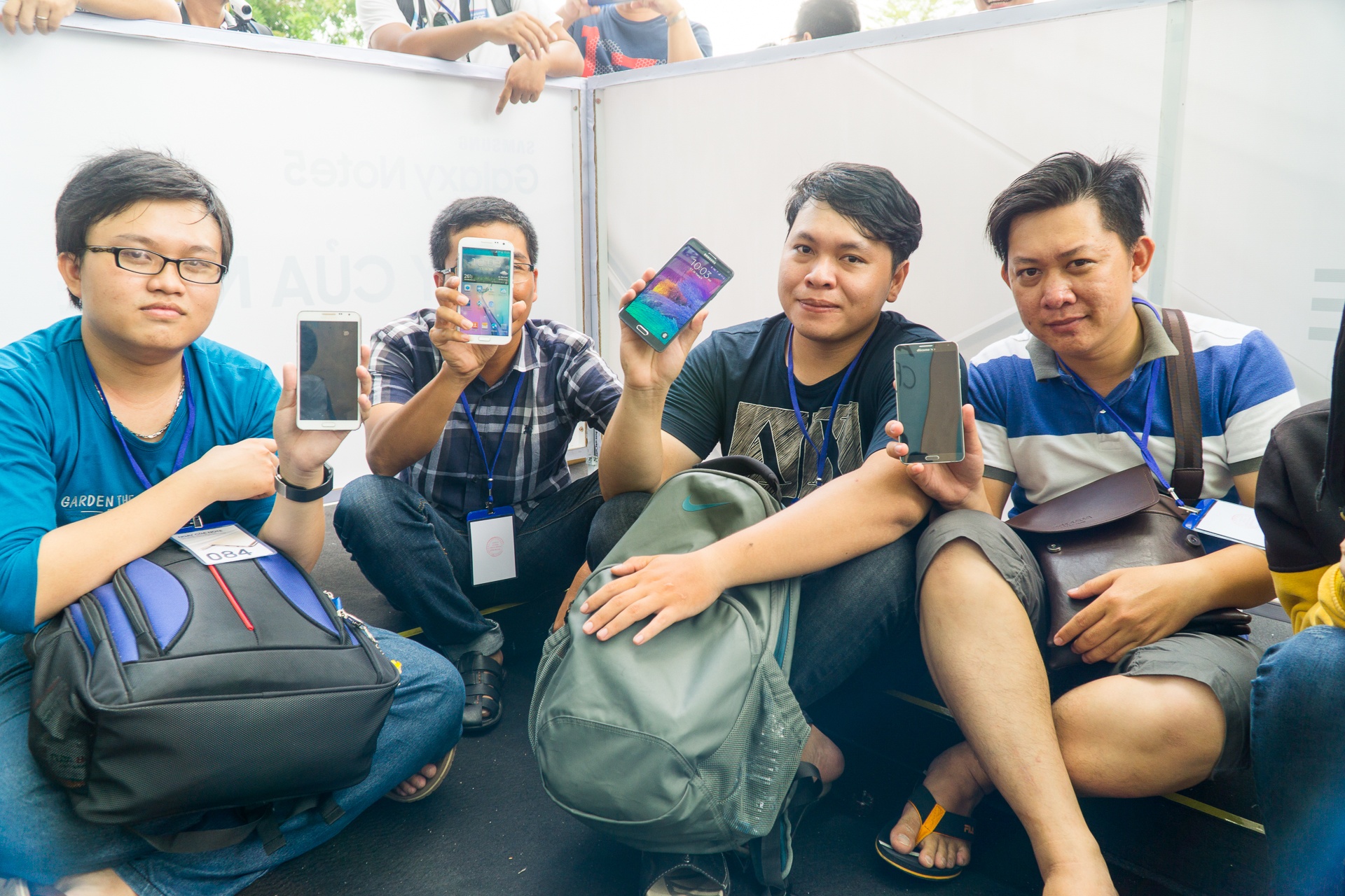 Xep hang truoc gan mot ngay de mua Galaxy Note 5 tai VN hinh anh