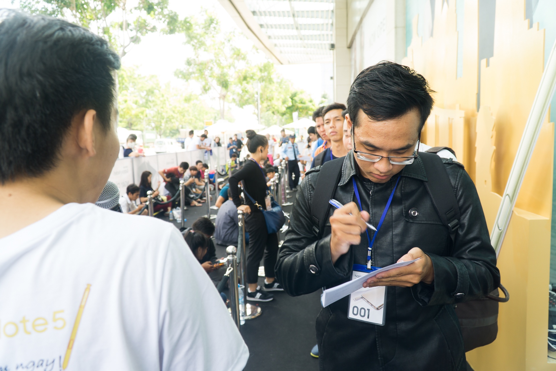 Trần Thiện Sang, ngụ huyện Bình Chánh, TP HCM, là người đầu tiên có mặt tại đây. Sang cho biết, anh đã đến từ 11 giờ trưa ngày 28/8 (hơn 24 tiếng trước giờ bán) để lấy được số thứ tự 001. 