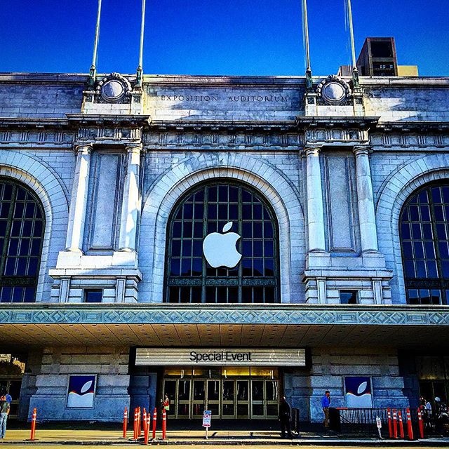 Ben ngoai noi Apple ra mat iPhone moi hinh anh