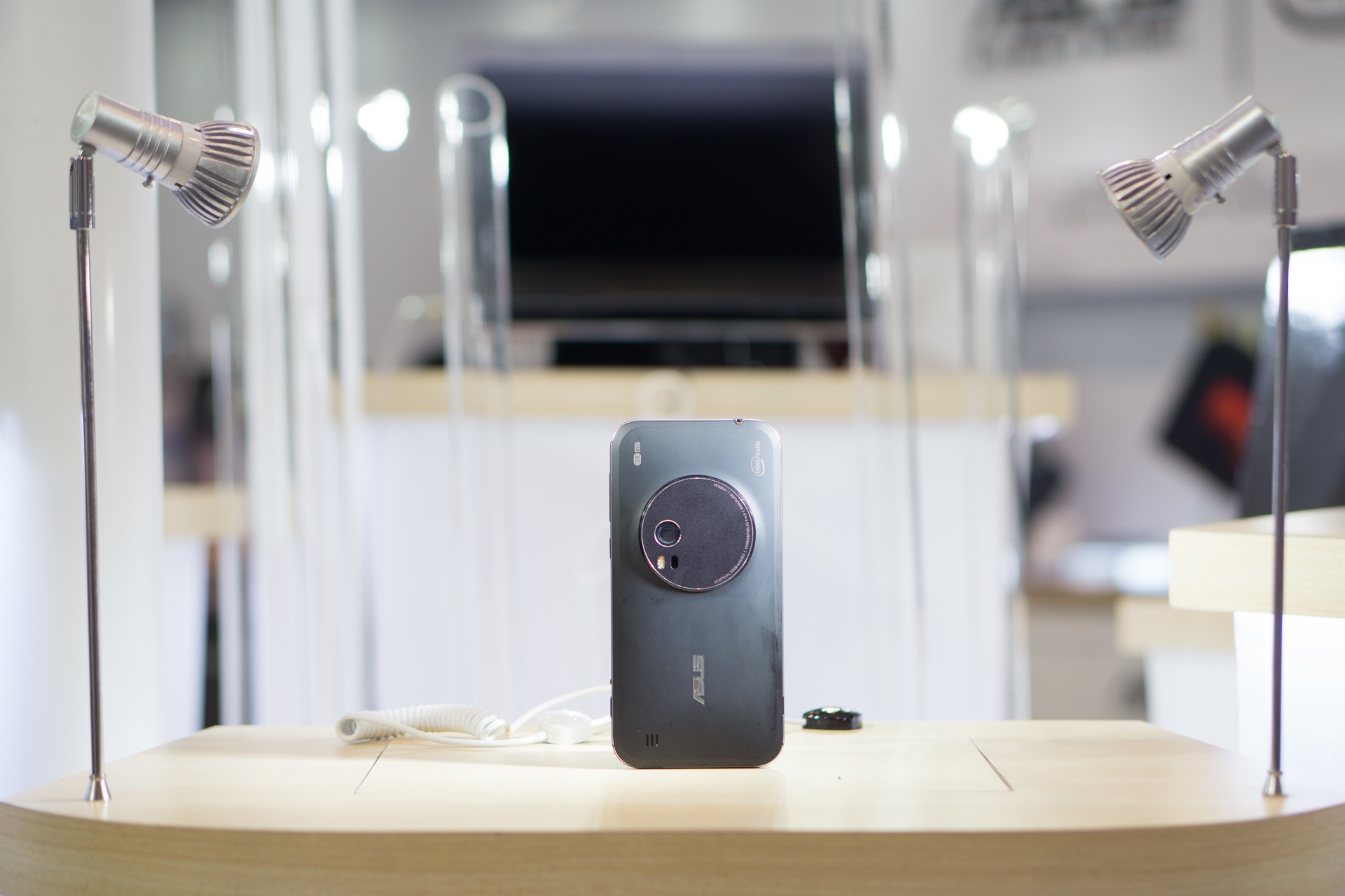 smartphone sap ban o Viet Nam thang 4 anh 4