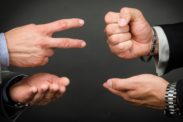 Robot Nhat bat bai khi oan tu ti voi con nguoi hinh anh