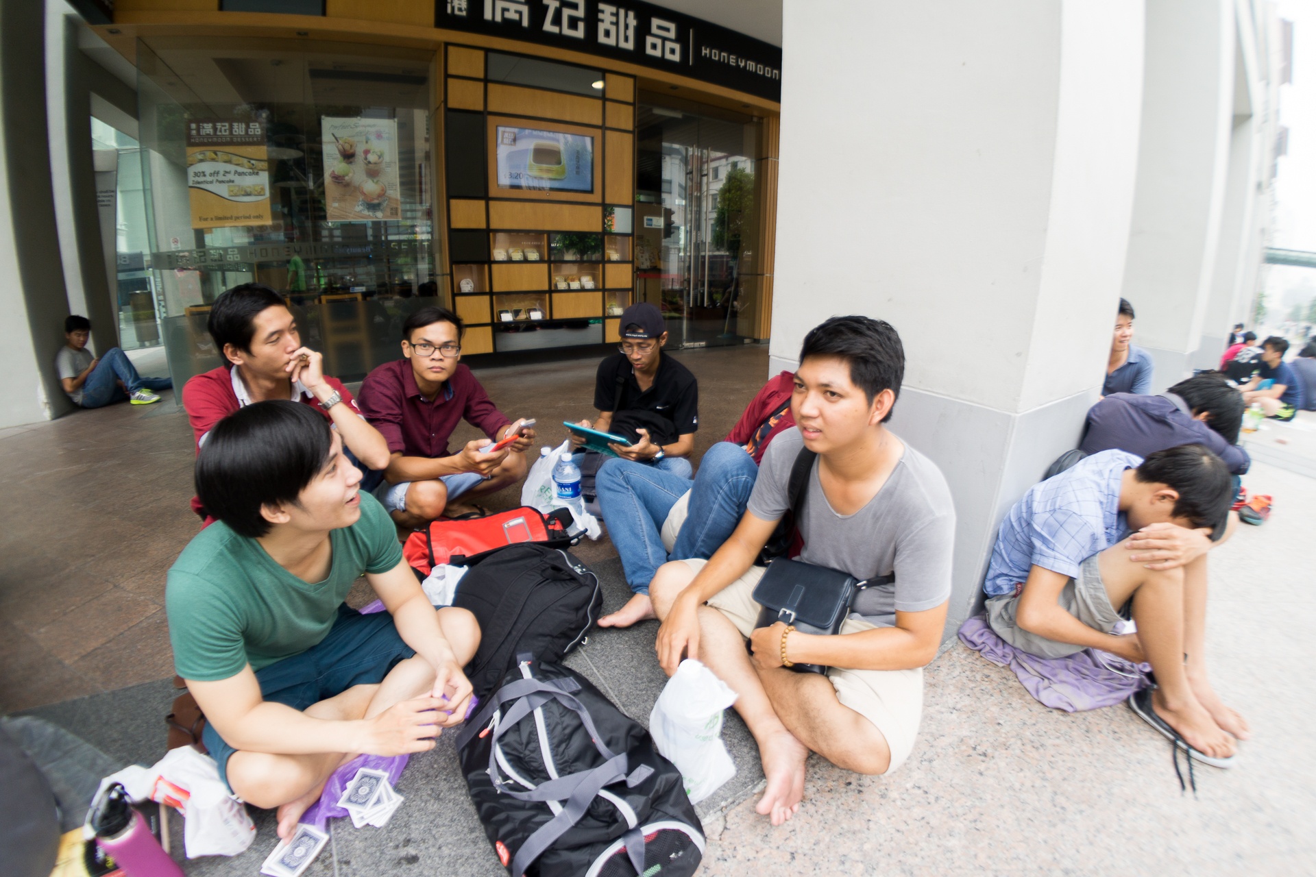 Chieu tro gianh cho mua iPhone o Singapore cua dan buon Viet hinh anh