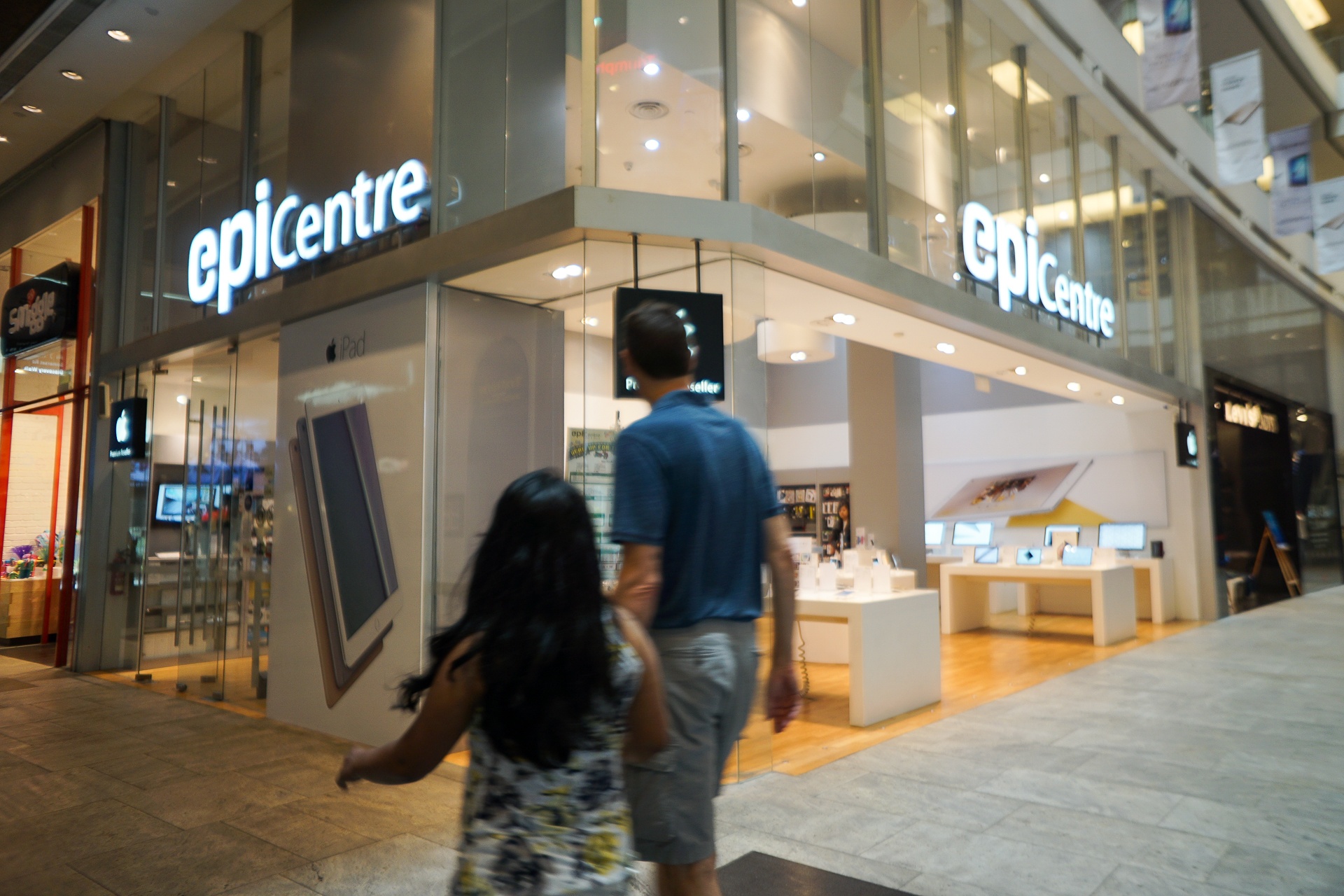 EPI Center, một đại lý uỷ quyền của Apple tại Singapore, vẫn chưa đưa bộ đôi iPhone mới lên kệ. 