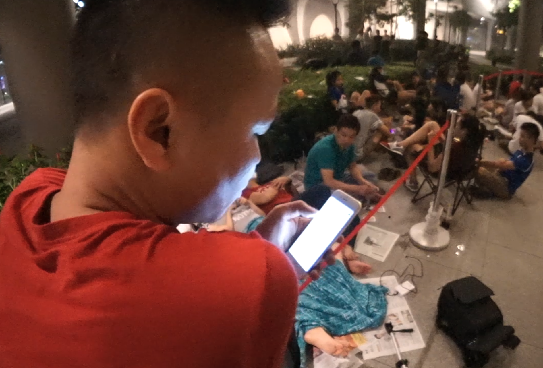 Nguoi Viet thuc trang dem cho mua iPhone 6S tai Singapore hinh anh