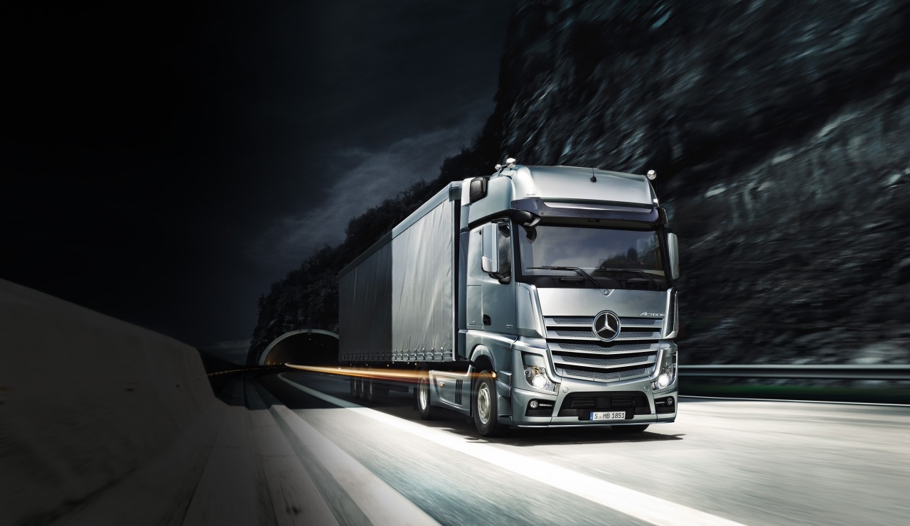 Xe tai tu lai Mercedes-Benz Actros chay tren xa lo o mien nam Duc hinh anh