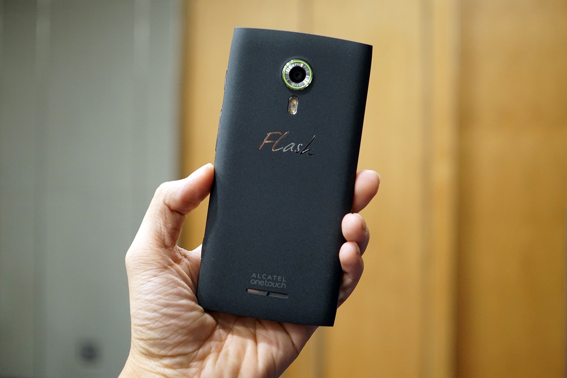 Alcatel ra smartphone chuyen chup anh gia 2,9 trieu dong hinh anh