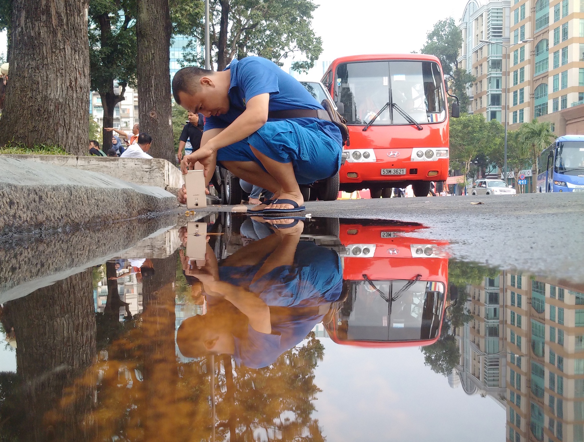Nguoi me san anh vung nuoc bang dien thoai o Sai Gon hinh anh