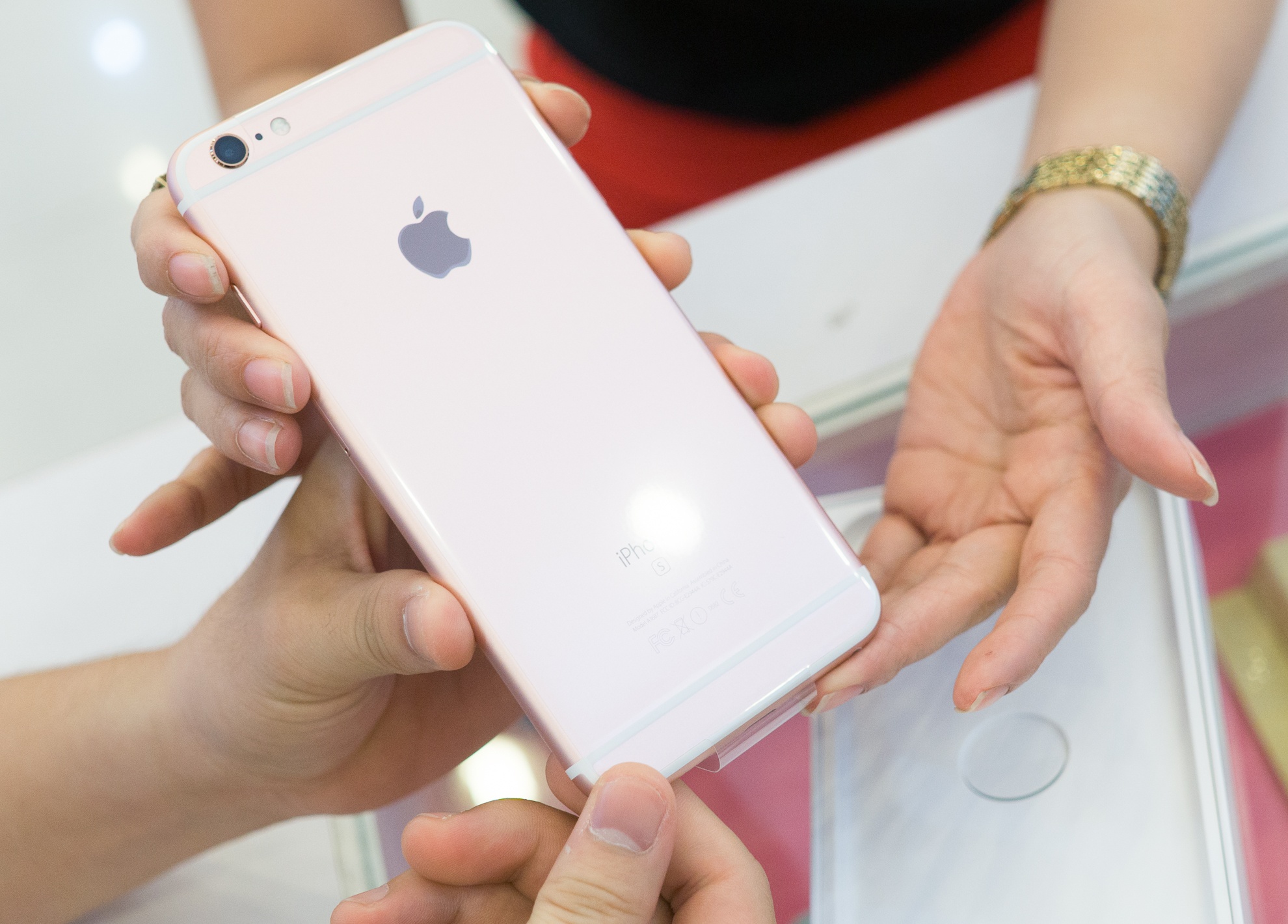 Video mo hop iPhone 6S Plus phien ban danh cho Viet Nam hinh anh