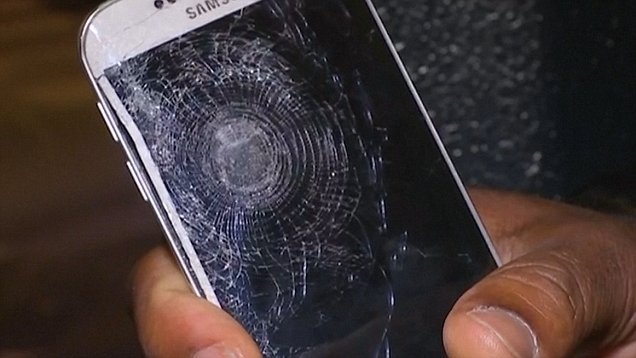 Smartphone cuu mang nguoi trong vu danh bom Paris hinh anh