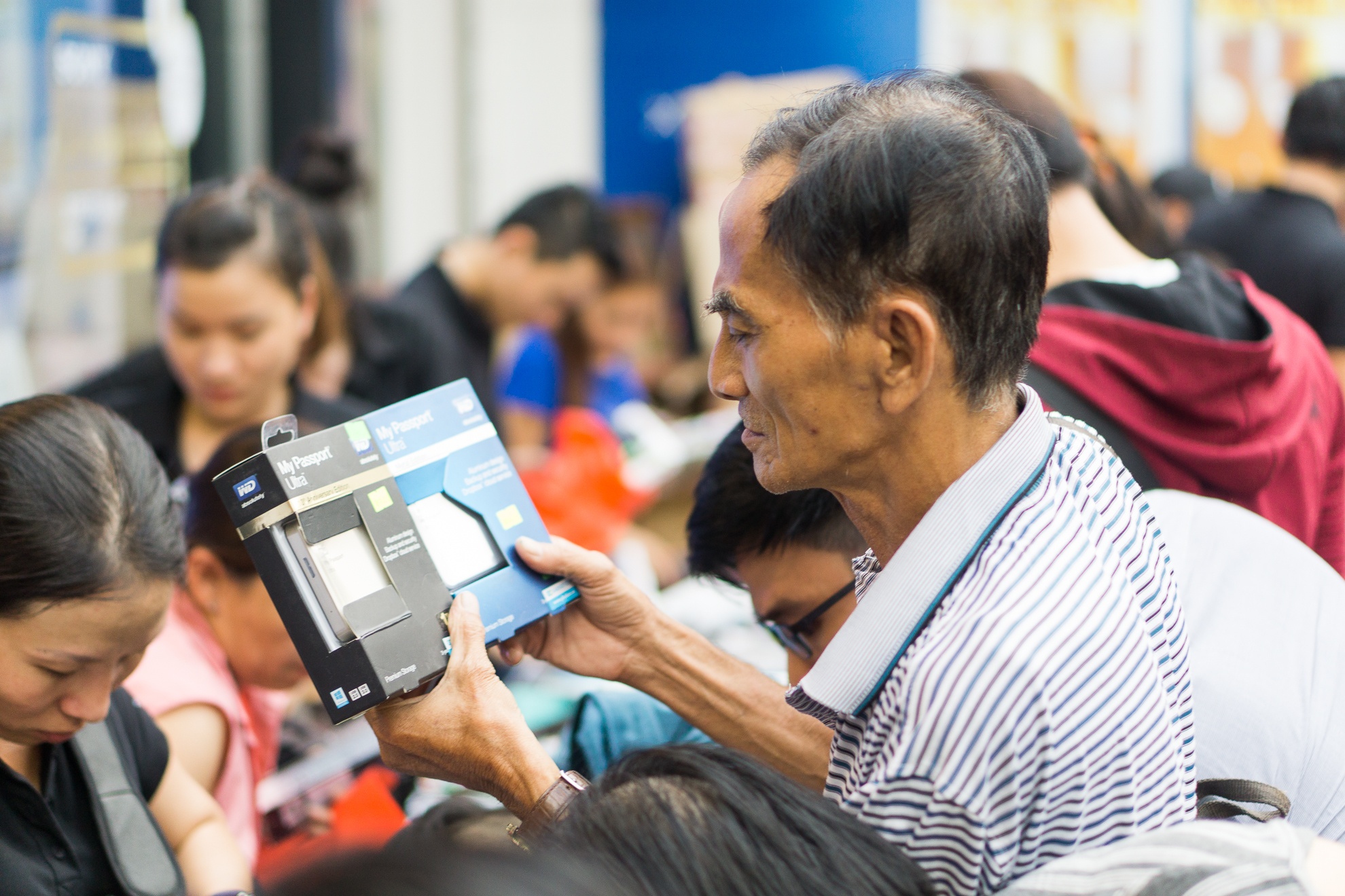 Ngay Black Friday cua dan cong nghe Sai Gon hinh anh